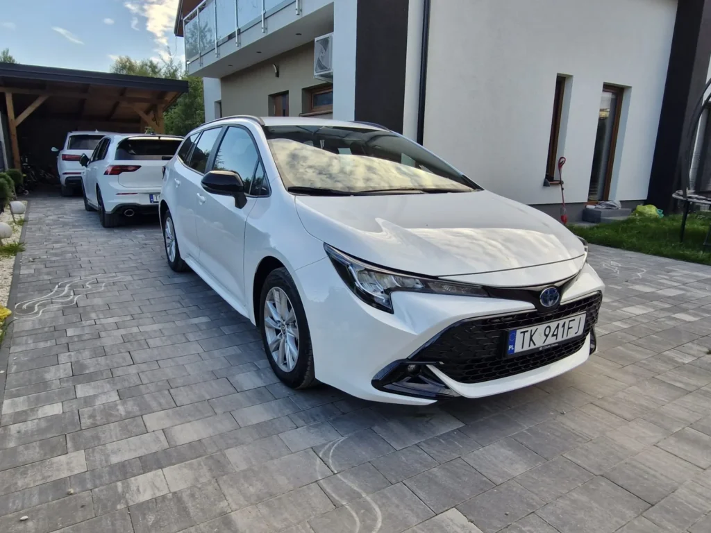 Toyota Corolla 2025 kombi biała – widok 3/4 z przodu, wygodne auto rodzinne i firmowe