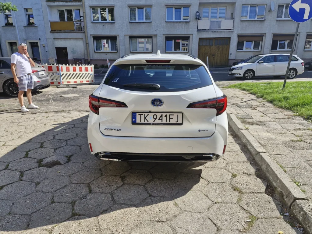 Toyota Corolla 2025 kombi – widok od tyłu, kompaktowe kombi dostępne w wynajmie długoterminowym APKARS