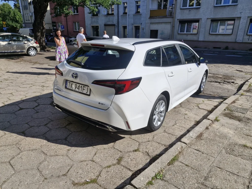 Toyota Corolla 2025 biała kombi – ujęcie tylne 3/4, przestronny bagażnik i dynamiczna linia