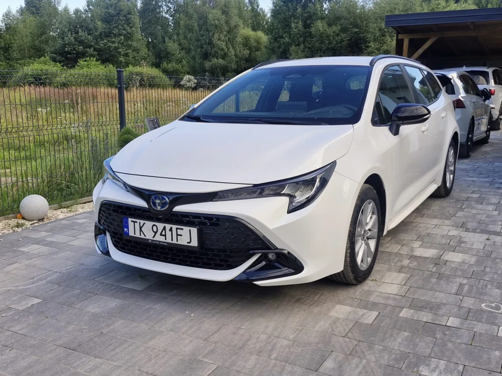 Toyota Corolla 2025 kombi biała – widok 3/4 od frontu, stylowe kombi z reflektorami LED