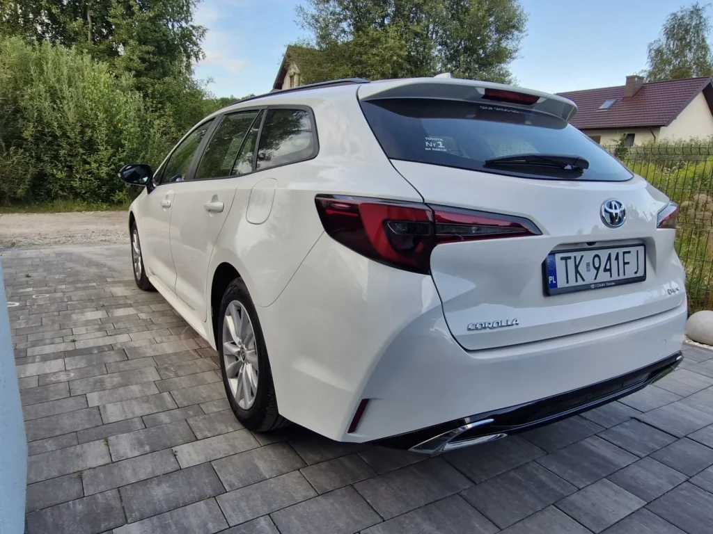 Toyota Corolla 2025 kombi biała – widok tylnego narożnika, nowoczesny design i pełny pas świetlny LED