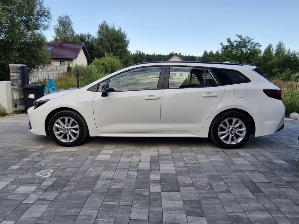 Toyota Corolla 2025 kombi – widok boczny, praktyczne kombi o nowoczesnym designie