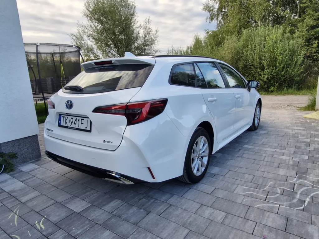 Toyota Corolla 2025 kombi biała – widok tylnego narożnika, przestronny bagażnik i dynamiczna linia nadwozia