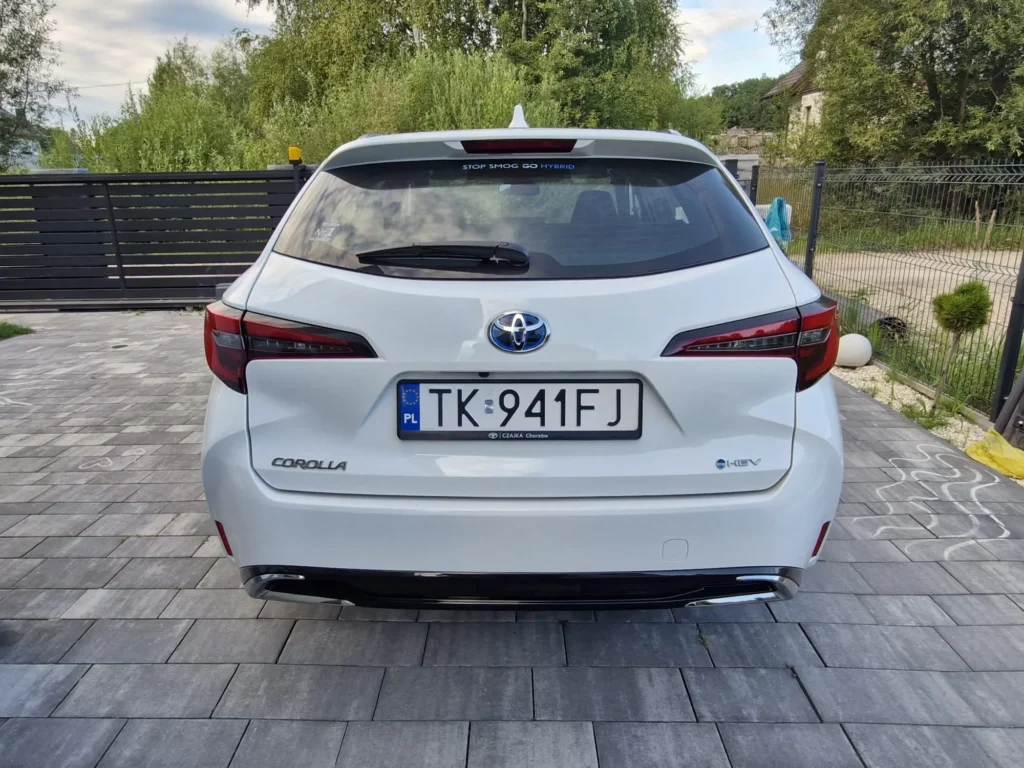Toyota Corolla 2025 kombi biała – widok od tyłu, nowoczesne kombi dostępne w wynajmie długoterminowym APKARS