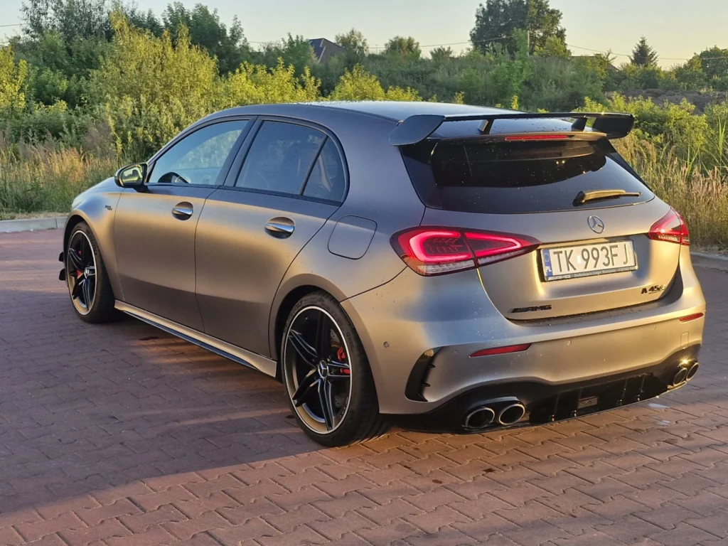 Mercedes A45s AMG 2022 matowy szary – widok boczny, ekstremalny hot-hatch z napędem AMG