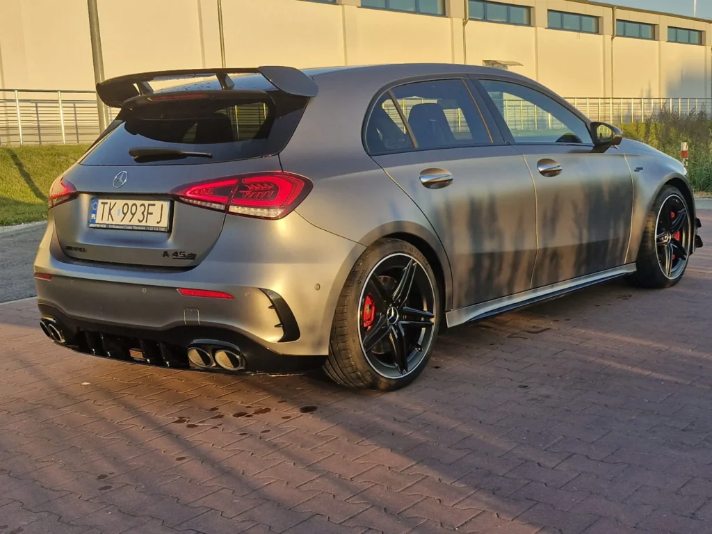 Mercedes A45s AMG 2022 – widok tylnego narożnika, sportowy dyfuzor i duży spoiler dachowy
