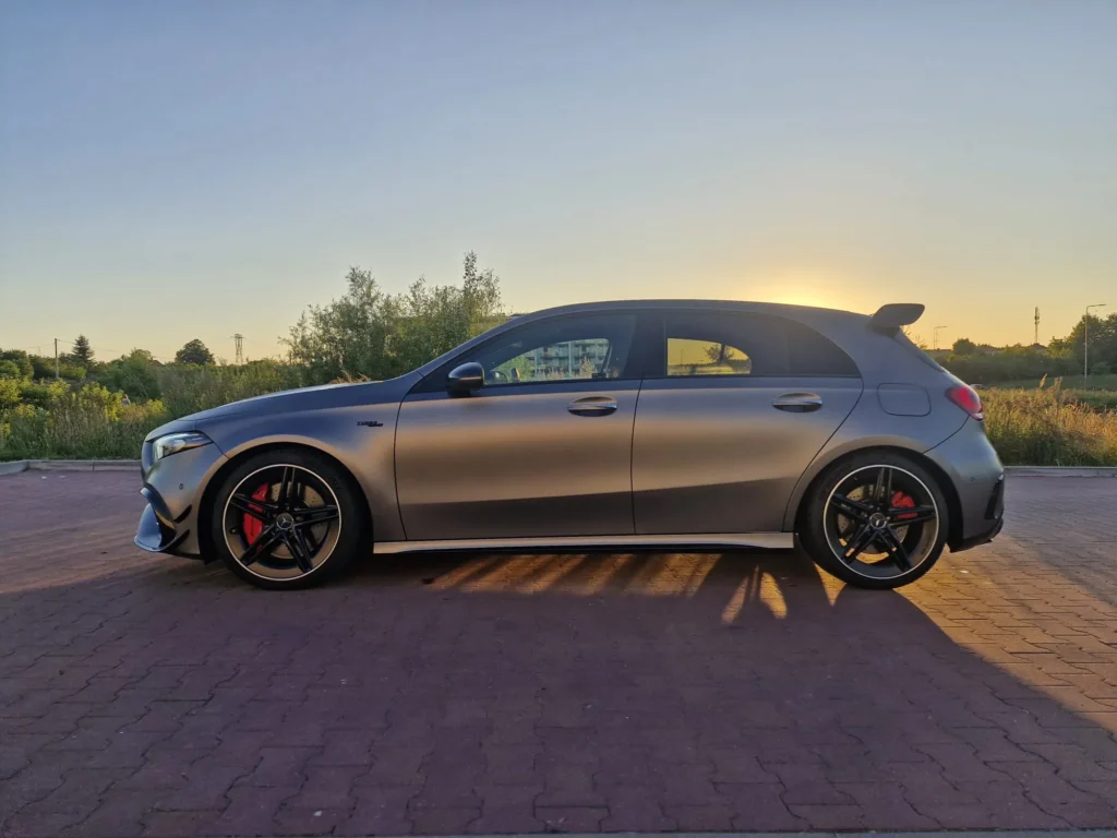 Mercedes A45s AMG 2022 – widok boczny, sportowe felgi z czerwonymi zaciskami hamulcowymi