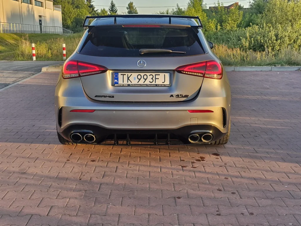 Mercedes A45s AMG 2022 – widok od tyłu, sportowy hot-hatch z poczwórnym wydechem i spoilerem