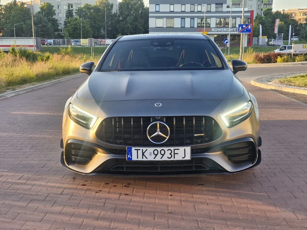 Mercedes A45s AMG 2022 – widok od frontu, agresywny grill Panamericana i sportowe wloty powietrza